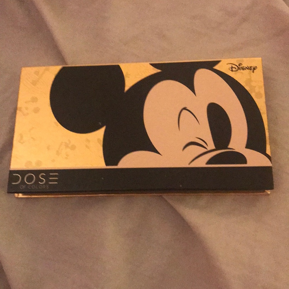 Eyeshadow palette with highlighter
